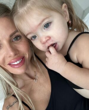 Jessica Thivenin Instagram - Amours de ma vie ♥️
#sponsorisé 
🎄 Concours avec @aparanjan_paris🎄
On vous offre la possibilité de remporter 5 lots 🎁
2 calendriers de l’après d’une valeur de 298€ chacun
3 bons d’achats de 200€ pour vous faire plaisir ou faire plaisir à vos proches pour Noël 
Pour participer :
1/ like cette photo
2/ suivre @jessicathivenin @aparanjan_paris et @caroline.aparanjan
3/ invite 2 amis à participer en commentaire 

5 gagnants 🍀🍀🍀🍀🍀
Tirage au sort dimanche 11/12/2022 à 21h00, le résultat sera annoncé en story par @aparanjan_paris 

Et celles qui le souhaitent, vous avez toujours -20% sur le site avec mon code JT20 ❤️

@shaunaevents