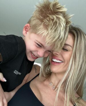 Jessica Thivenin Instagram - Amours de ma vie ♥️
#sponsorisé 
🎄 Concours avec @aparanjan_paris🎄
On vous offre la possibilité de remporter 5 lots 🎁
2 calendriers de l’après d’une valeur de 298€ chacun
3 bons d’achats de 200€ pour vous faire plaisir ou faire plaisir à vos proches pour Noël 
Pour participer :
1/ like cette photo
2/ suivre @jessicathivenin @aparanjan_paris et @caroline.aparanjan
3/ invite 2 amis à participer en commentaire 

5 gagnants 🍀🍀🍀🍀🍀
Tirage au sort dimanche 11/12/2022 à 21h00, le résultat sera annoncé en story par @aparanjan_paris 

Et celles qui le souhaitent, vous avez toujours -20% sur le site avec mon code JT20 ❤️

@shaunaevents