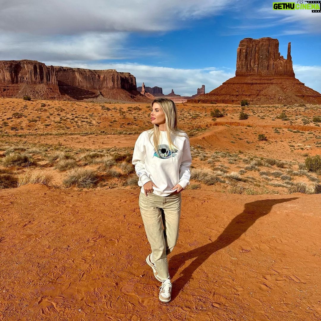 Jessica Thivenin Instagram - Monument Valley Je n’arrivais pas à choisir lol! Vous préférez 1,2,3,4,5,6,7,8,9,10 ❓