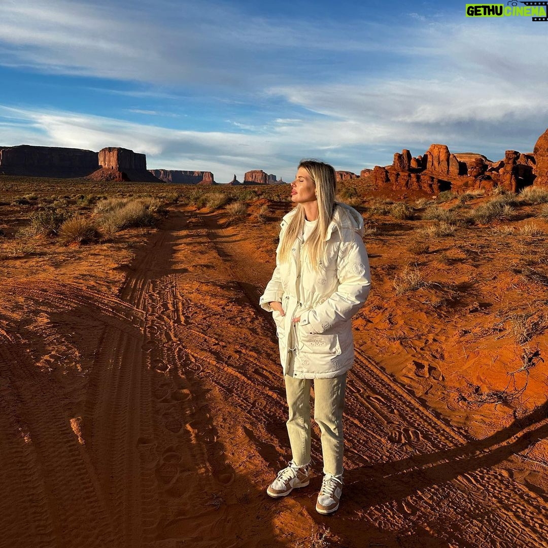 Jessica Thivenin Instagram - Monument Valley Je n’arrivais pas à choisir lol! Vous préférez 1,2,3,4,5,6,7,8,9,10 ❓