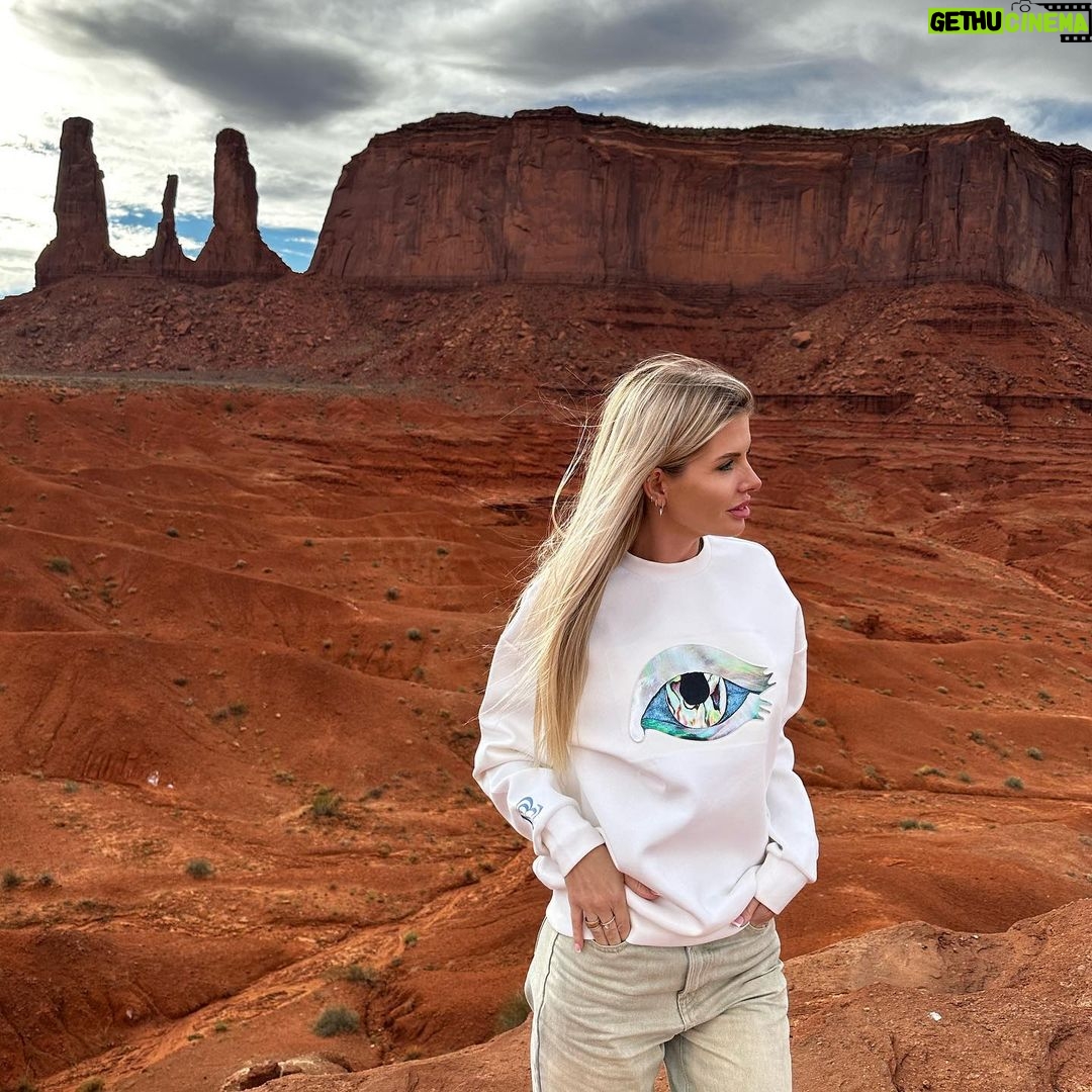 Jessica Thivenin Instagram - Monument Valley Je n’arrivais pas à choisir lol! Vous préférez 1,2,3,4,5,6,7,8,9,10 ❓