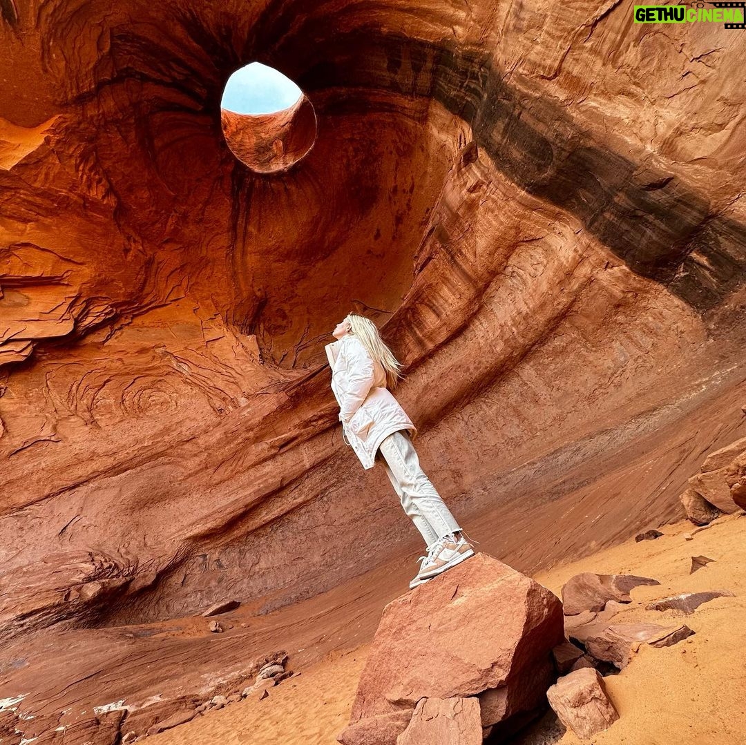 Jessica Thivenin Instagram - Monument Valley Je n’arrivais pas à choisir lol! Vous préférez 1,2,3,4,5,6,7,8,9,10 ❓