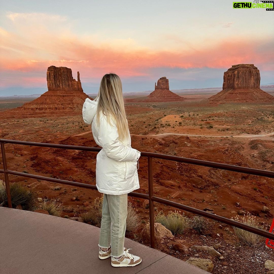 Jessica Thivenin Instagram - Monument Valley Je n’arrivais pas à choisir lol! Vous préférez 1,2,3,4,5,6,7,8,9,10 ❓
