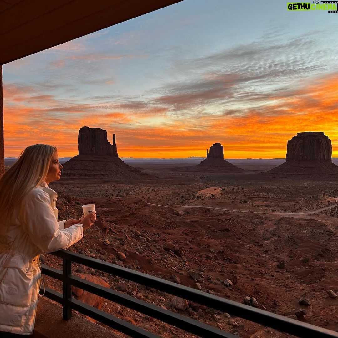 Jessica Thivenin Instagram - Monument Valley Je n’arrivais pas à choisir lol! Vous préférez 1,2,3,4,5,6,7,8,9,10 ❓
