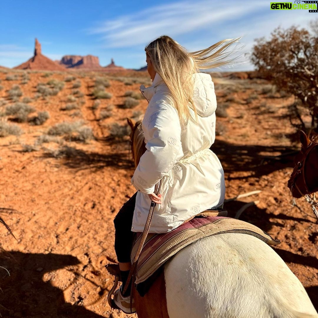 Jessica Thivenin Instagram - Monument Valley Je n’arrivais pas à choisir lol! Vous préférez 1,2,3,4,5,6,7,8,9,10 ❓