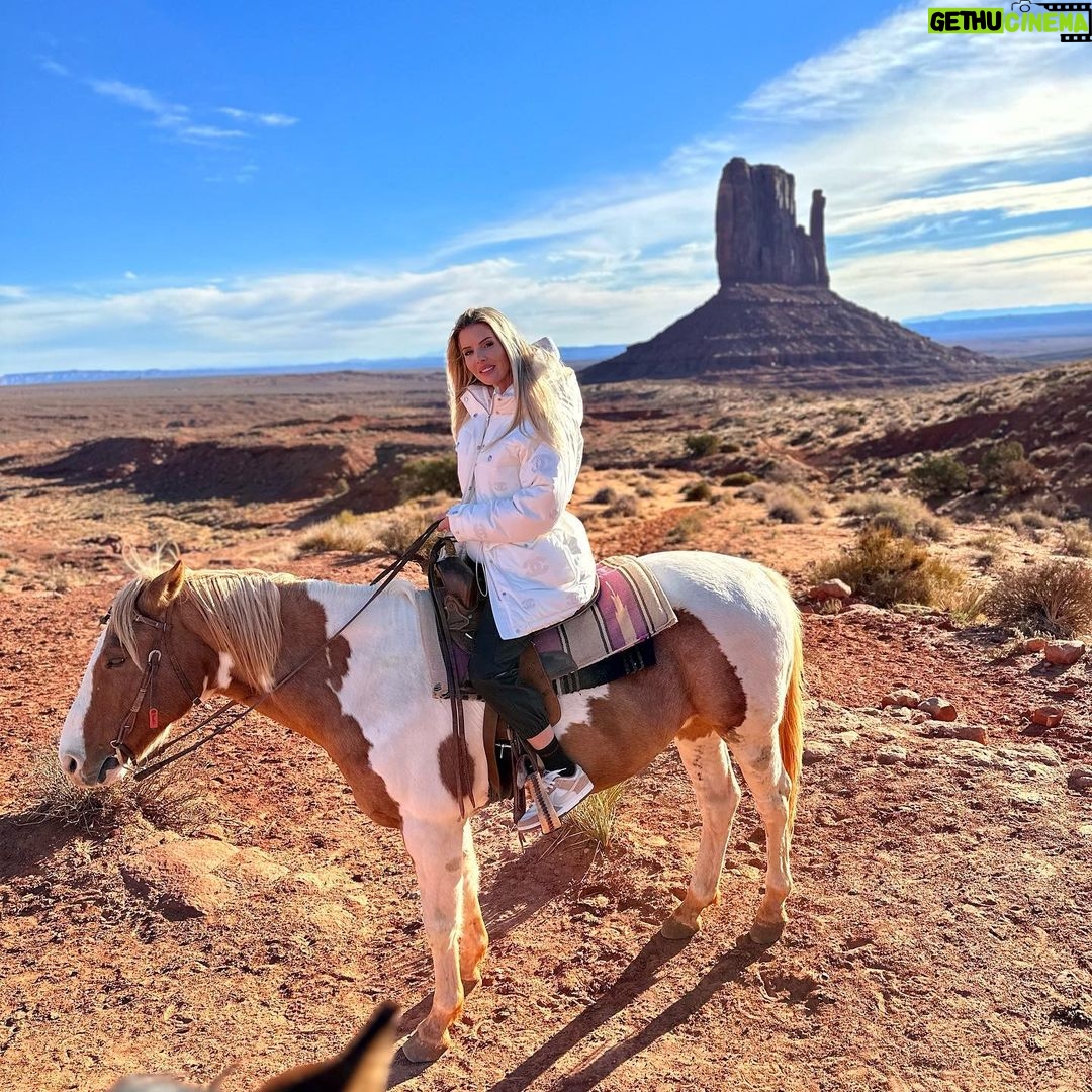 Jessica Thivenin Instagram - Monument Valley Je n’arrivais pas à choisir lol! Vous préférez 1,2,3,4,5,6,7,8,9,10 ❓