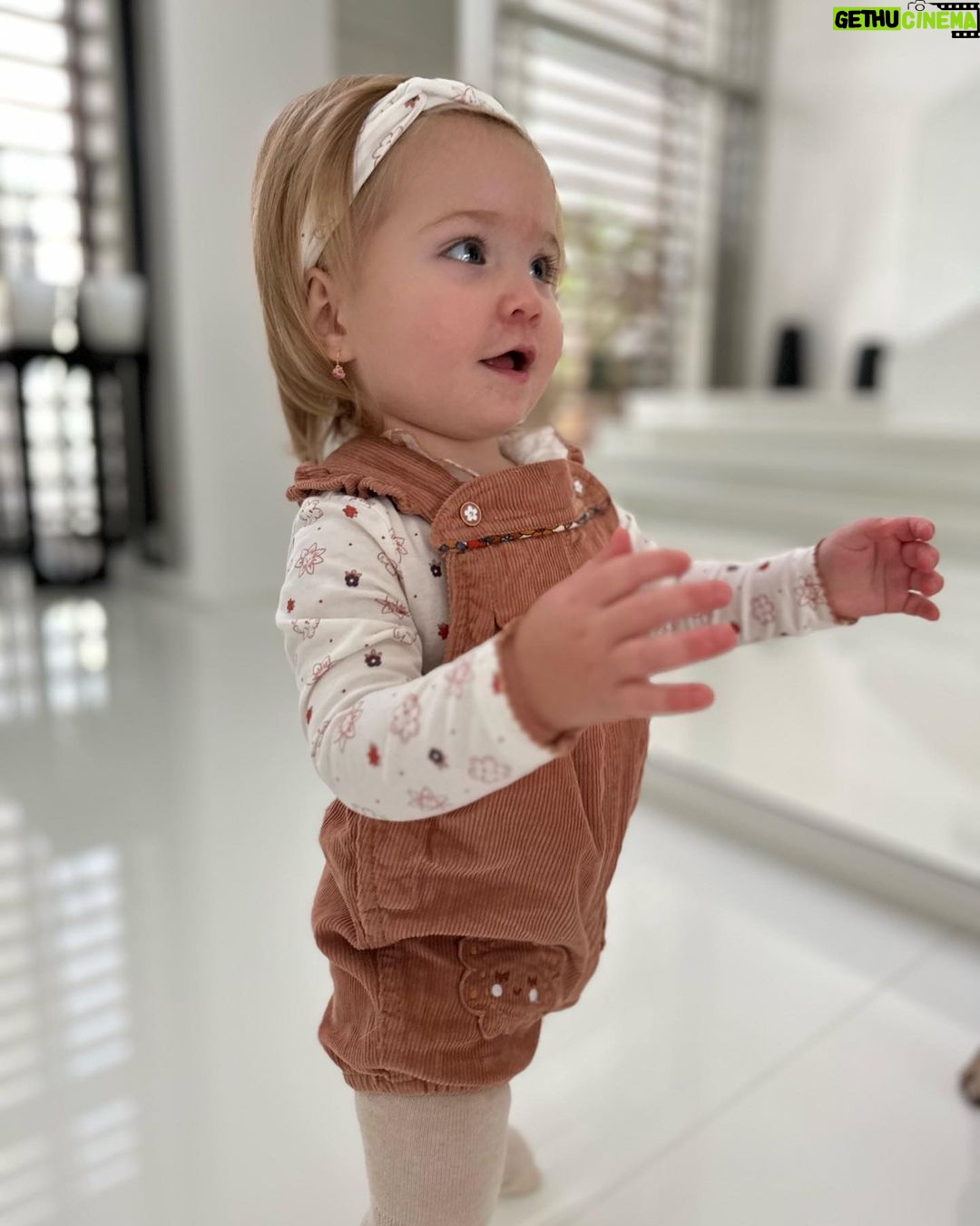 Jessica Thivenin Instagram - Mes petits chats ils me manquent trop ♥️ #sponsorisé Aujourd'hui commence l’opération "LES JOURNÉES SERGENT MAJOR" effective du 26 octobre 2022 au 6 novembre 2022 avec une réduction exceptionnelle allant jusqu'à -40% sur une sélection de pièces de la nouvelle collection incluant également une sélection de vestes et manteaux + l'univers nuit 🛑 -10% de réduction supplémentaire avec le CODE PROMO: JESSICATHI10 cumulables avec les réductions JSM en cours sur le site ! ⚠️ A noter : Code valable jusqu'au 31/03/23 sur le site web ET EN BOUTIQUE. pour la France + Luxembourg + Belgique Code : JESSICATHI10 @sergent_major_officiel