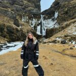 Jessica Thivenin Instagram - Balade à cheval, 📍cascade de Írárfoss Encore une journée magnifique, L’Islande rentre officiellement dans mon top 5 des voyages préférés, la glace, la nature ,le sable noir, les montagnes… paysage à couper le souffle ! Quel est ton plus beaux voyage ? À la base, nous voulions partir au Costa Rica mais @tourlane nous a conseillé de partir plutôt direction l’Islande car en cette saison, le pays est magnifique. Nous avons bien fait de leur faire confiance et nous avons aucun regret sur cette destination où on en prend plein les yeux chaque jour. Je remercie @tourlane pour leur professionnalisme et leurs conseils! si vous avez besoin de vous organiser un voyage, peu importe la destination, je vous recommande vivement de passer par leurs spécialistes de voyage personnalisés. Vous avez un devis gratuit et avec mon code promo: JESSTHIB200, vous bénéficiez de -200 € sur votre voyage. Collaboration commerciale