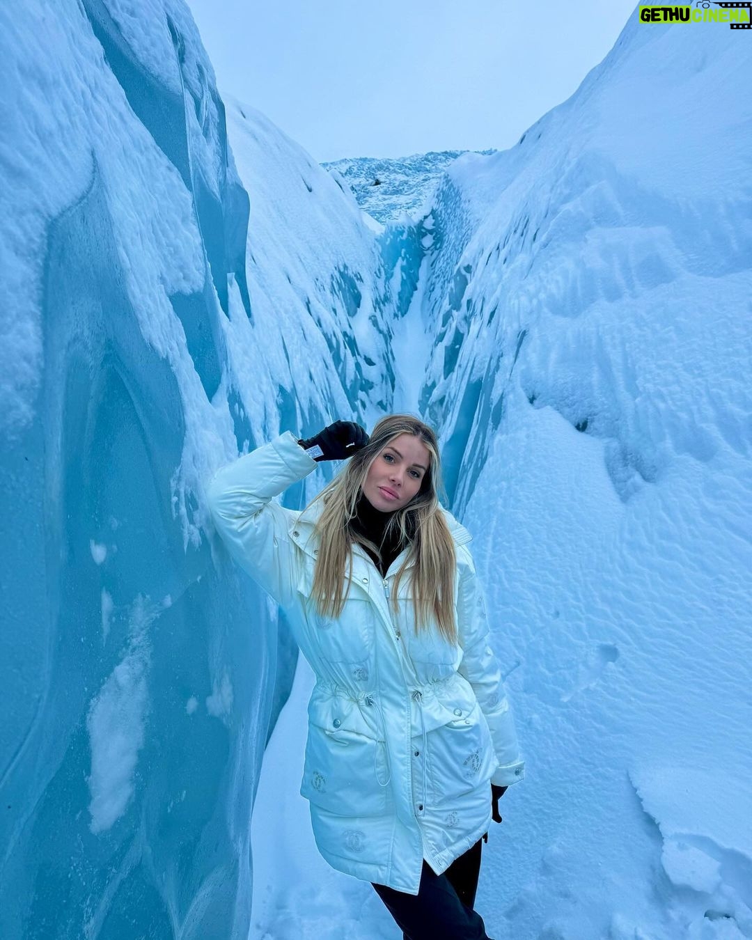 Jessica Thivenin Instagram - ICE WORLD ❄️🇮🇸 📍Katla ice cave 📍Skaftafell (Falljökull glacier) 📍Diamond Beach Iceland