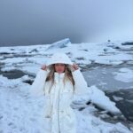 Jessica Thivenin Instagram - ICE WORLD ❄️🇮🇸 📍Katla ice cave 📍Skaftafell (Falljökull glacier) 📍Diamond Beach Iceland