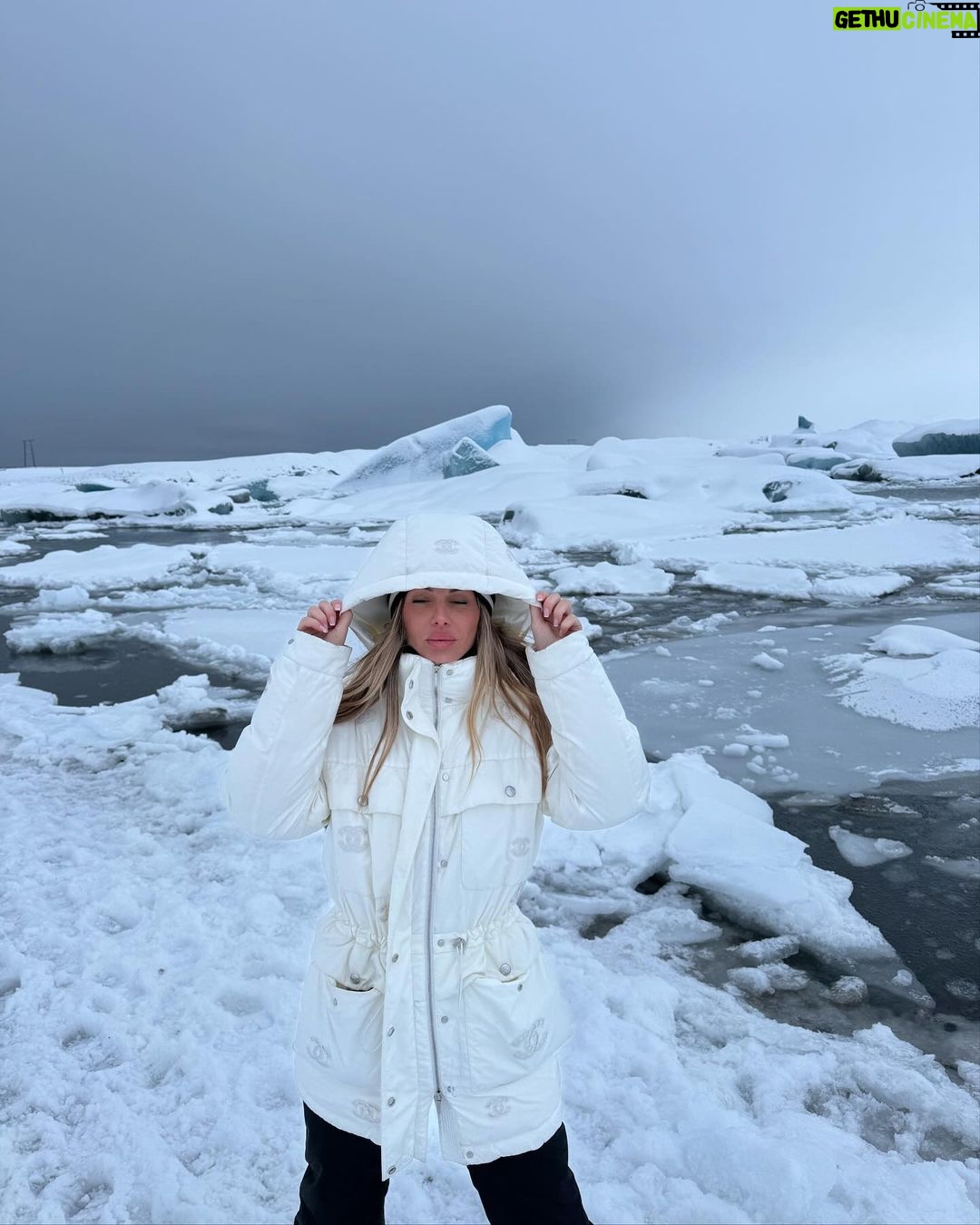 Jessica Thivenin Instagram - ICE WORLD ❄️🇮🇸 📍Katla ice cave 📍Skaftafell (Falljökull glacier) 📍Diamond Beach Iceland