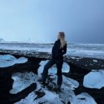 Jessica Thivenin Instagram - ICE WORLD ❄️🇮🇸 📍Katla ice cave 📍Skaftafell (Falljökull glacier) 📍Diamond Beach Iceland