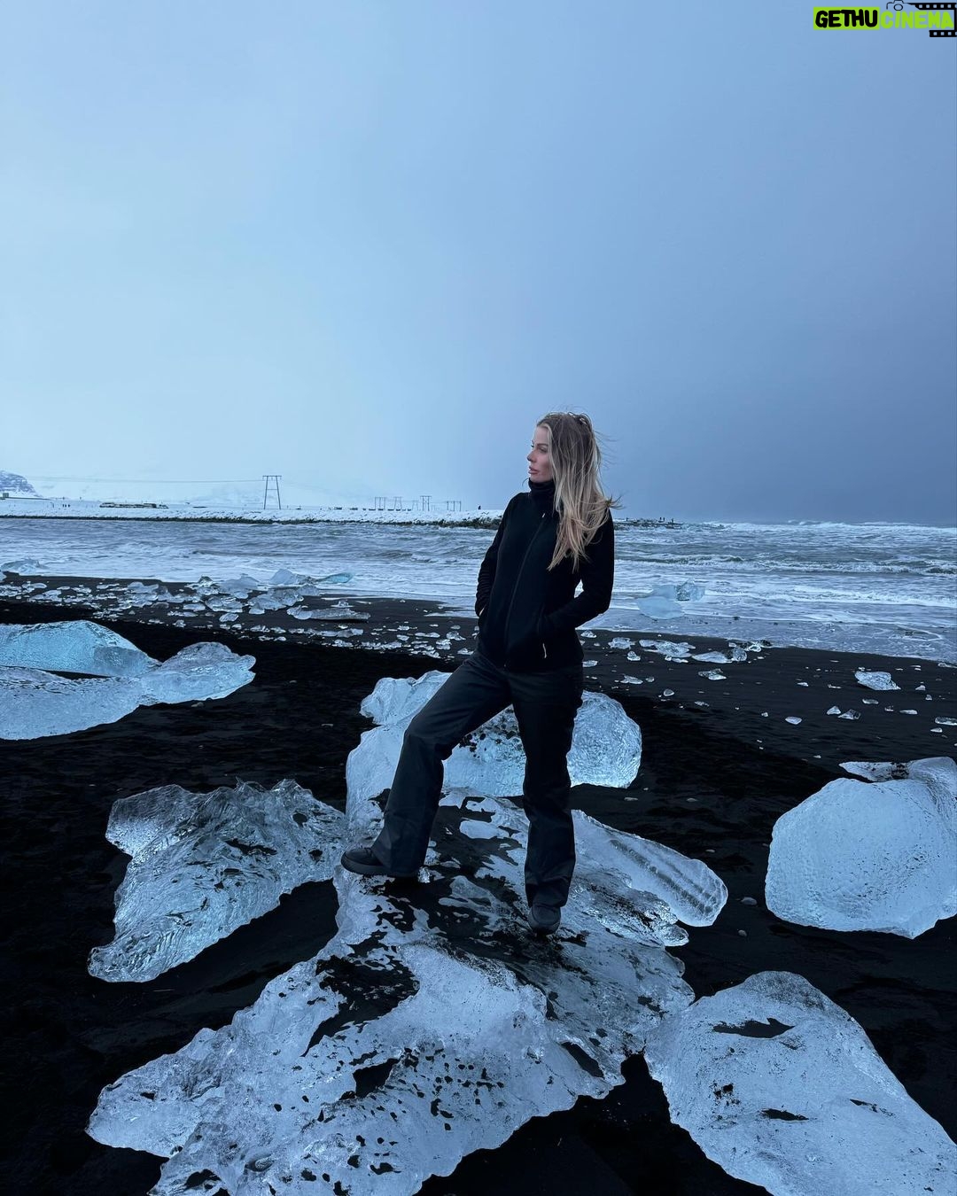 Jessica Thivenin Instagram - ICE WORLD ❄️🇮🇸 📍Katla ice cave 📍Skaftafell (Falljökull glacier) 📍Diamond Beach Iceland