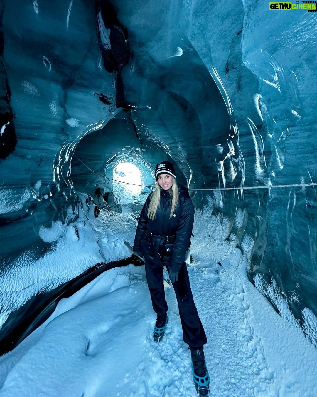 Jessica Thivenin Instagram - ICE WORLD ❄️🇮🇸 📍Katla ice cave 📍Skaftafell (Falljökull glacier) 📍Diamond Beach Iceland