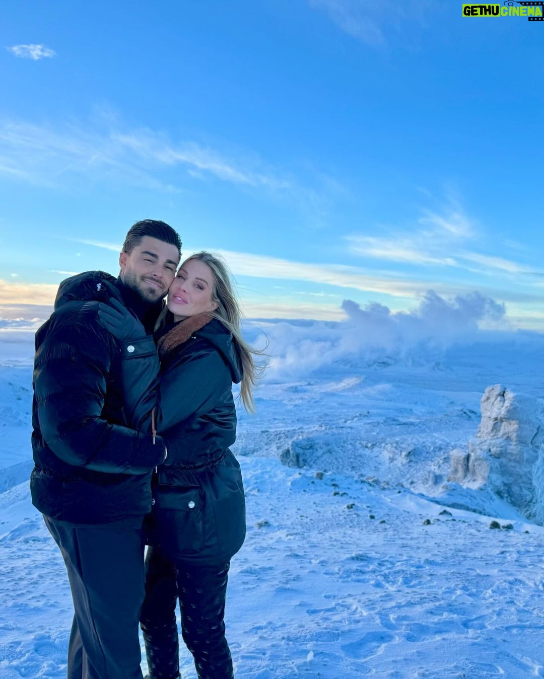 Jessica Thivenin Instagram - I C E L A N D 🇮🇸 Ce n’est que le dĂ©but et pourtant nous en prenons dĂ©jĂ plein la vue. ÉTAPE 1 nous sommes a 📍ReykjavĂk. pour ce voyage, nous avons fait confiance Ă @tourlane spĂ©cialiste en ligne des voyages personnalisĂ©s. Avec mon code: JESSTHIB200 vous bĂ©nĂ©ficiez d’un devis gratuit et de -200 € sur votre voyage. Collaboration commerciale ReykjavĂk, Iceland