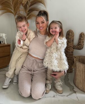 Jessica Thivenin Instagram - It’s MY BIRTHDAY 🎈🎂 🎉
34 ans le temps passe trop vite! 
Bientôt 10 ans que je partage ma vie avec vous ! 
Je vous remercie à tous d’être là au quotidien , c’est vraiment avec beaucoup d’amour que je partage avec vous mon évolution, ma vie … je suis tellement comblée d’amour et de bonheur, merci à mon mari, mes enfants, ma famille, mes amis , mes copains et vous 
Merci je vous aime ! ♥️