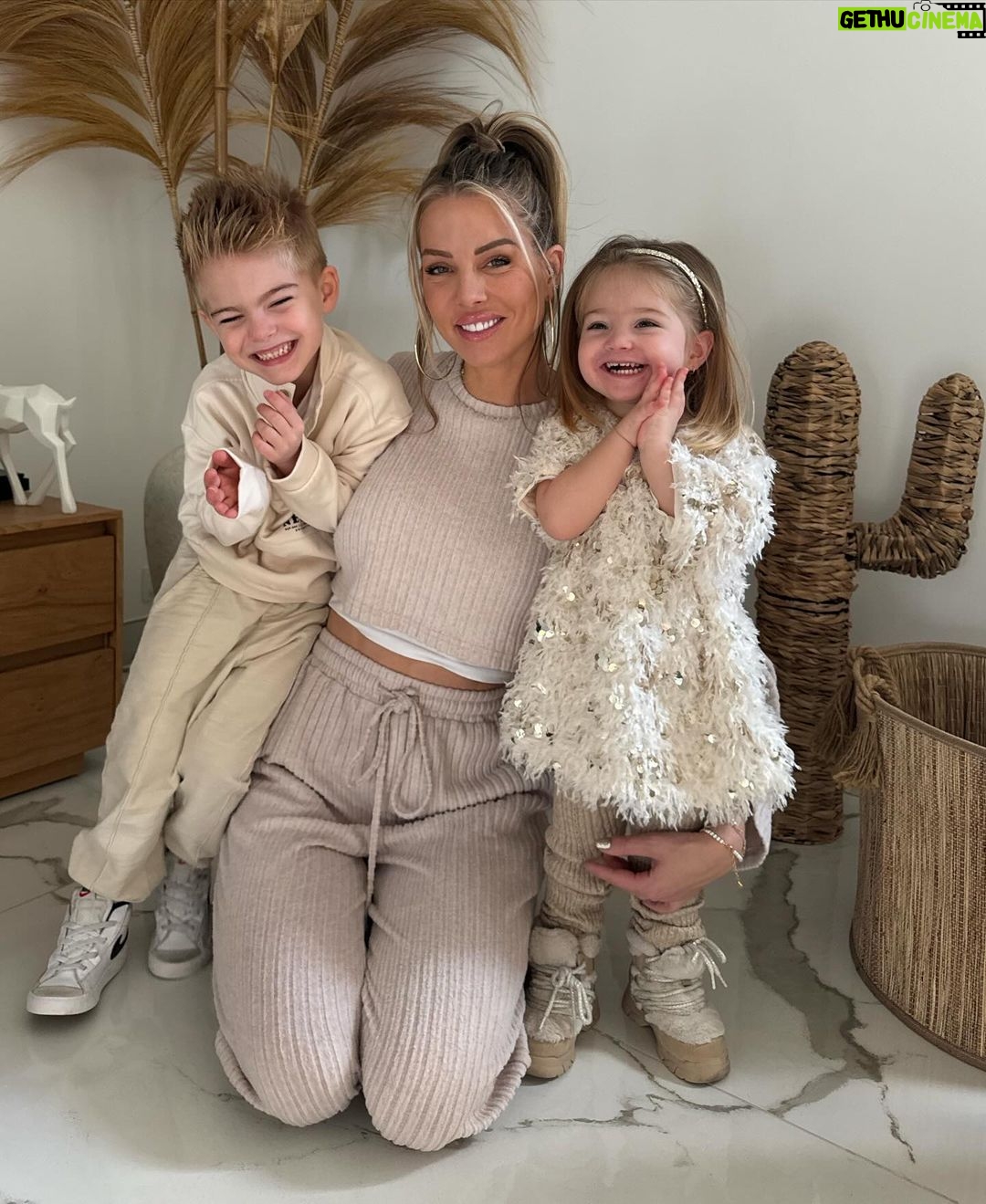 Jessica Thivenin - 271.3K Likes - It’s MY BIRTHDAY 🎈🎂 🎉
34 ans le temps passe trop vite!
Bientôt 10 ans que je partage ma vie avec vous !
Je vous remercie à tous d’être là au quotidien , c’est vraiment avec beaucoup d’amour que je partage avec vous mon évolution, ma vie … je suis tellement comblée d’amour et de bonheur, merci à mon mari, mes enfants, ma famille, mes amis , mes copains et vous
Merci je vous aime ! ♥️
