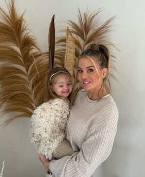 Jessica Thivenin Instagram - It’s MY BIRTHDAY 🎈🎂 🎉
34 ans le temps passe trop vite! 
Bientôt 10 ans que je partage ma vie avec vous ! 
Je vous remercie à tous d’être là au quotidien , c’est vraiment avec beaucoup d’amour que je partage avec vous mon évolution, ma vie … je suis tellement comblée d’amour et de bonheur, merci à mon mari, mes enfants, ma famille, mes amis , mes copains et vous 
Merci je vous aime ! ♥️