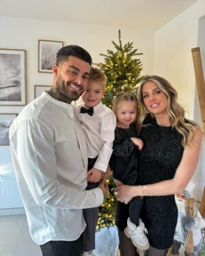 Jessica Thivenin Instagram - Nous vous souhaitons, un Joyeux Noël 🎄🎅🏼
En espérant que vous avez profité de vos proches. 
On vous embrasse fort! ♥️
La famille Garcia ✨
