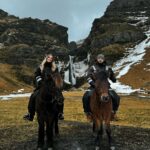 Jessica Thivenin Instagram - Balade à cheval, 📍cascade de Írárfoss Encore une journée magnifique, L’Islande rentre officiellement dans mon top 5 des voyages préférés, la glace, la nature ,le sable noir, les montagnes… paysage à couper le souffle ! Quel est ton plus beaux voyage ? À la base, nous voulions partir au Costa Rica mais @tourlane nous a conseillé de partir plutôt direction l’Islande car en cette saison, le pays est magnifique. Nous avons bien fait de leur faire confiance et nous avons aucun regret sur cette destination où on en prend plein les yeux chaque jour. Je remercie @tourlane pour leur professionnalisme et leurs conseils! si vous avez besoin de vous organiser un voyage, peu importe la destination, je vous recommande vivement de passer par leurs spécialistes de voyage personnalisés. Vous avez un devis gratuit et avec mon code promo: JESSTHIB200, vous bénéficiez de -200 € sur votre voyage. Collaboration commerciale