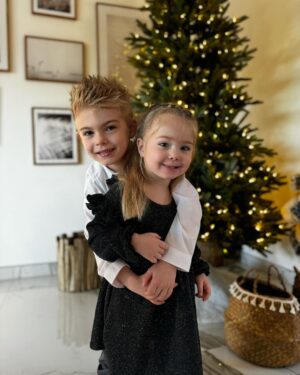 Jessica Thivenin Instagram - Nous vous souhaitons, un Joyeux Noël 🎄🎅🏼
En espérant que vous avez profité de vos proches. 
On vous embrasse fort! ♥️
La famille Garcia ✨