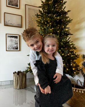 Jessica Thivenin Instagram - Nous vous souhaitons, un Joyeux Noël 🎄🎅🏼
En espérant que vous avez profité de vos proches. 
On vous embrasse fort! ♥️
La famille Garcia ✨