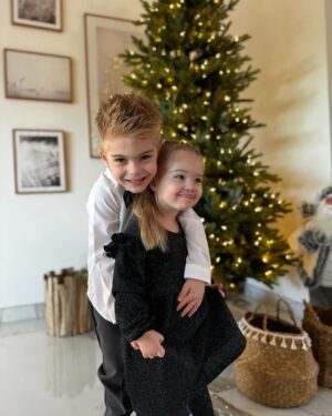 Jessica Thivenin Instagram - Nous vous souhaitons, un Joyeux Noël 🎄🎅🏼
En espérant que vous avez profité de vos proches. 
On vous embrasse fort! ♥️
La famille Garcia ✨