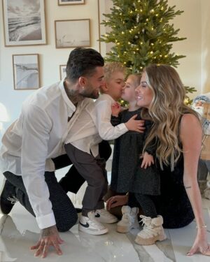 Jessica Thivenin Instagram - Nous vous souhaitons, un Joyeux Noël 🎄🎅🏼
En espérant que vous avez profité de vos proches. 
On vous embrasse fort! ♥️
La famille Garcia ✨