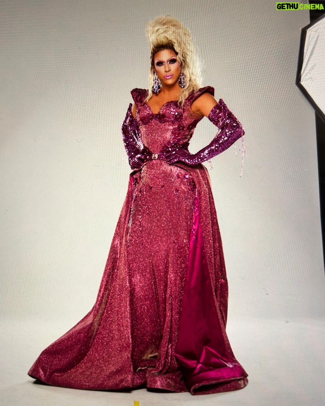 Jessica Wild Instagram - Here I share a little behind the scenes of the photo shoot for AS8 by the amazing @murphymade This Pictures are from the monitors.We had so much fun!! The last 2 pictures is all about @nayshalopez BIG BOOTY🤣🤣My sister always taking care of me🥹🥹 👗 @howiebofficial 💄 @sapphirebeepr @angelinabeepr 💇♀️ @wigsbytips 💎 @ampedaccessories #rupaulsdragrace #allstars8 #photoshoot #promo #fame #game