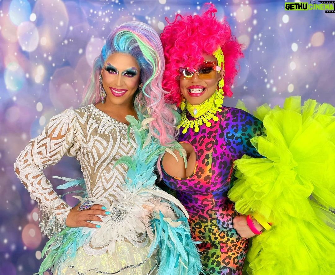 Jessica Wild Instagram - OMG @rupaulsdragcon Weekend It was amazing!!! I want to thank everyone who visited my booth and bought my merchandise.Best of all was giving hugs again🤗 I'm very Thankful❤️ 👗 @myron.morgan 💄 @angelinabeepr @sapphirebeepr #rupaulsdragcon #rupaulsdragrace #family #dragqueen #leyends #sisters Los Angeles Convention Center