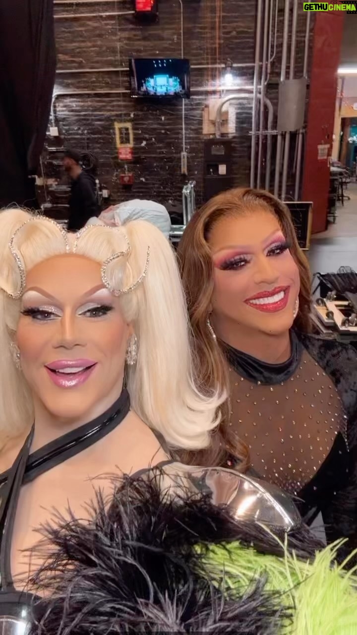 Jessica Wild Instagram - Being on tour with my sisters @jimbothedragclown and @heidincloset is the best Christmas gift I can have. We always have a great time as a family😍❤️ For A DRAG QUEEN CHRISTMAS Tickets go to Dragfans.com #dragshow #family #sisters #rupaulsdragrace #allstars #adragqueenchristmas
