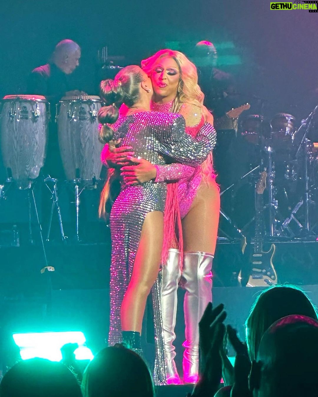 Jessica Wild Instagram - Que mucho nos amamos @olgatanonofficial 🥹😍🇵🇷 Me encantó esta foto! Gracias por tu amistad y por abrirme las puertas de tu corazon amiga querida❤️ Te mereces todo el amor del mundo. La vida es una gran fiesta!!!! Gracias @gerardo305 por la foto!📸 #amor #respeto #amigas #show #boricuas #concierto #puertorico🇵🇷 #miformadeser #choliseo #simetriatour