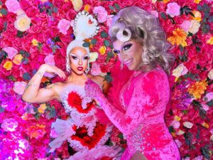 Jessica Wild Instagram - Mi hermana @lalolitabanana is thirsty asking for one @houseoflovecocktails She loves that Drink!😜
Do not miss a new episode of @dragracemexico in @wowpresentsplus 
Que Escándalo! Viva Mexico!! 🇲🇽
#mexico #latinos #dragracemexico #hermanas👭 #family #rupaulsdragrace #allstars #drink #barbie
