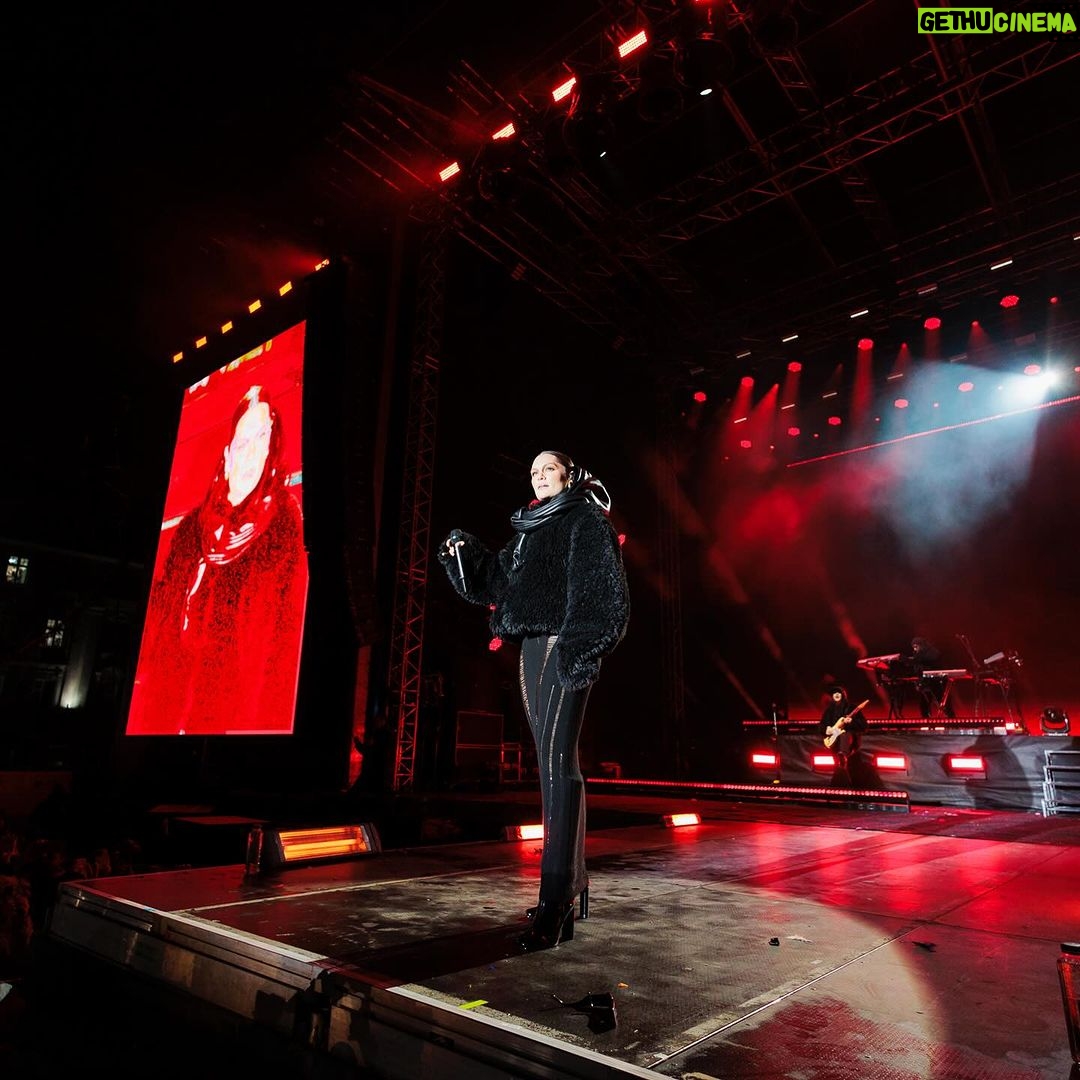 Jessie J Instagram - European Capital of Culture show was ๐ฅถ and one of my favourite shows this year. Thank you to all my band / crew and everyone in Timisoara Romania who came and partied with us in the cold ๐ท๐ด ๐ Me styled by me Band styled by me Hair / Makeup by me Songs sung by me lol ๐ธ Not by me butโฆ Photo 1 - @cojocarupeter Photo 2 - @andreea.eva.herczegh Photo 3 - @danamoica Photo 4 - @danamoica Photo 5 - @catalin_anghelbrothers Photo 6 - @cojocarupeter Photo 7 - @catalin_anghelbrothers Photo 8 - @cojocarupeter Photo 9 - @cojocarupeter Photo 10 - @cornel.putan Timisoara, Romania
