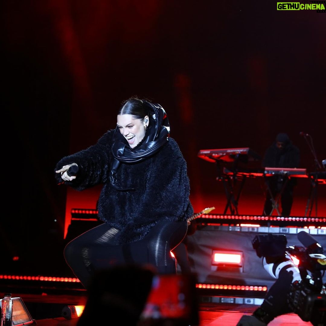 Jessie J Instagram - European Capital of Culture show was ๐ฅถ and one of my favourite shows this year. Thank you to all my band / crew and everyone in Timisoara Romania who came and partied with us in the cold ๐ท๐ด ๐ Me styled by me Band styled by me Hair / Makeup by me Songs sung by me lol ๐ธ Not by me butโฆ Photo 1 - @cojocarupeter Photo 2 - @andreea.eva.herczegh Photo 3 - @danamoica Photo 4 - @danamoica Photo 5 - @catalin_anghelbrothers Photo 6 - @cojocarupeter Photo 7 - @catalin_anghelbrothers Photo 8 - @cojocarupeter Photo 9 - @cojocarupeter Photo 10 - @cornel.putan Timisoara, Romania