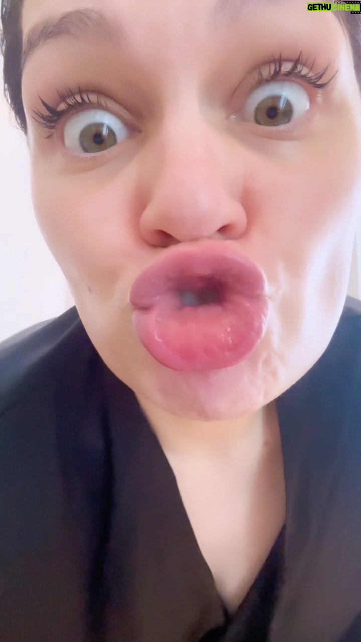 Jessie J Instagram - No ads. Iโm defo no influencer. But I do have a lot of fun doing simple stuff. ๐๐ปโโ๏ธ๐ซง๐งด๐ฟ Get Ready Get Ready Get Ready