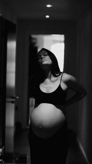 Jessie J Instagram - “I don’t want no fancy fancy pictures, no retouching. I want to look back at these and remember this time exactly as I looked and felt” 

📸 Big sis @hannah.macgregor.photo.film 🫂