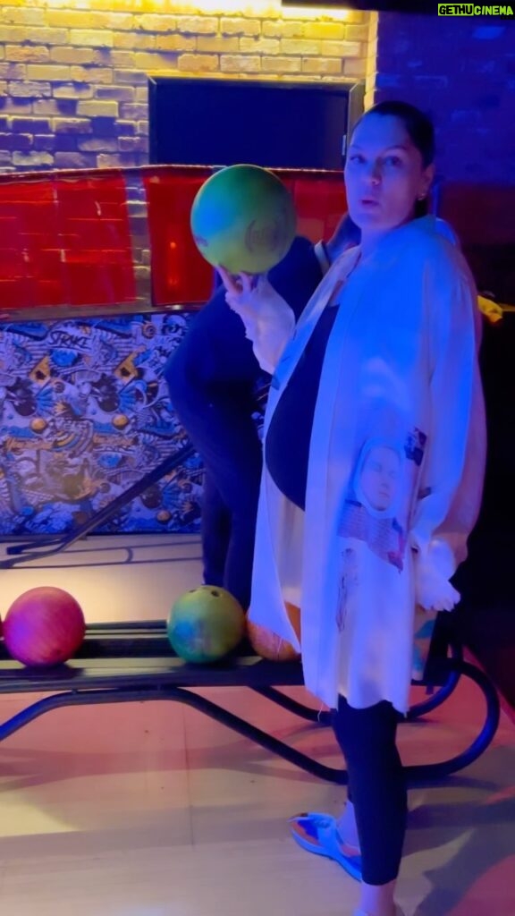 Jessie J Instagram - The lightest kids ball with the tiniest finger holes and my shirts fault 100% 🎳😂 𝕃𝕠𝕤𝕖𝕣