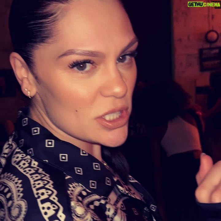 Jessie J Instagram - I drank water all night and held my pump bag like a handbag on the dance floor… BUT I can still pussy squat in thigh highs *Calls agent* “I’m ready” 😂 The screams in slide 6. That’s the vodka talking 🙉😂 @laurenwillson @madeleinebowdenstyle Thank you @itsnadiajae for the invite and playing all the classics 🤌🏻💋 M Out Out
