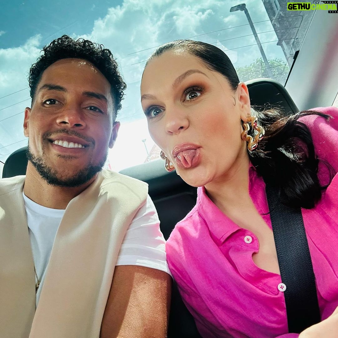 Jessie J Instagram - 👩🏻🧑🏾🦱 + 🎾 + 💦 = 🔋 Wimbledon Tennis Center Court