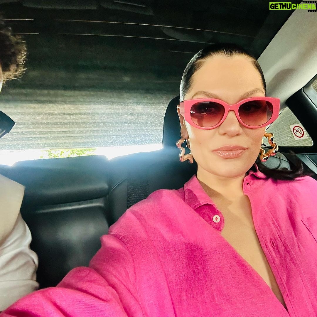 Jessie J Instagram - 👩🏻🧑🏾🦱 + 🎾 + 💦 = 🔋 Wimbledon Tennis Center Court