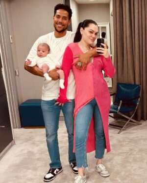 Jessie J Instagram - 1. Tough crowd 
2. “Finally made it out the house” 🎤
3. Selfie’driges 
4. Eugggghhh
5. 7 weeks going on BIG MAN 
6. Who I look like, Mum or Dad?