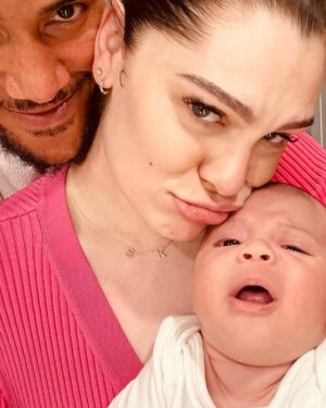 Jessie J Instagram - 1. Tough crowd 
2. “Finally made it out the house” 🎤
3. Selfie’driges 
4. Eugggghhh
5. 7 weeks going on BIG MAN 
6. Who I look like, Mum or Dad?