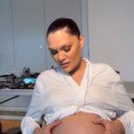 Jessie J Instagram - Since I wrote this song every time I play it or sing it he moves like crazy… Oh yeah…I’m having a boy 🥹 And I promise I am wearing underwear 🥲 Makeup by @karindarnell 🫂