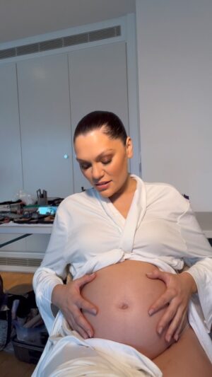 Jessie J Instagram - Since I wrote this song every time I play it or sing it he moves like crazy…

Oh yeah…I’m having a boy 🥹

And I promise I am wearing underwear 🥲

Makeup by @karindarnell 🫂