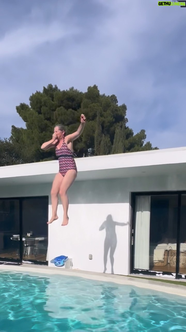 Jessie J Instagram - “Owwww my bum” 😂😭 My Mum woke up on this day and thought I will jump off the roof like I’m a WWE fighter slamming my opponent … 😂🤸🏻♂️ It’s also my nephews soft “wooos” like is she ok? Are we allowed to woo? 😂 Love you so much Mum • So proud you finally did this 🔋