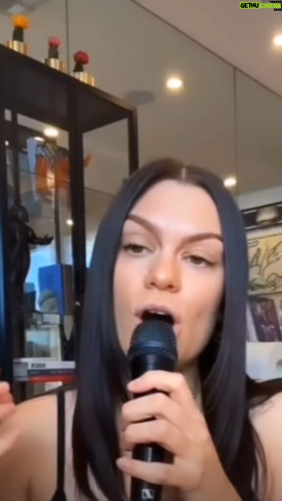 Jessie J Instagram - I hadn’t sung loud or much at all for a while. I go on insta live unprepared to shake out the 🕸 knowing I am exposed with people watching with no where to hide. It’s not to sing the song perfectly, it’s to feel something. 🪂 Thank you @aliciakeys for always writing / singing songs that make me feel 🫶🏻