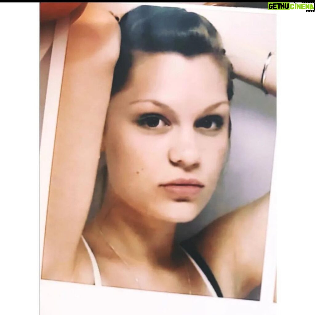 Jessie J Instagram - When I was 16 years old I wrote a list of things I wanted by the time I was 30 • 1st thing on the list was to be a Mum. Now I’m nearly 35 and some days the grief of losing a baby and it not being easy to have one, and wanting my life in that way to look completely different to what it looks like right now just overwhelms me. I know it’s healthy and normal to have days of complete sadness and to honour all the feelings that come up, good and bad. The bad isn’t often at all and yes I could go through this moment right now today alone in private and usually do, but today I am here. Because I know thousands of people around the 🌎 feel just like I do. Maybe you read this and feel the love I have for you. I hope you can. Connecting is key. Hugging you all 🫂🤍