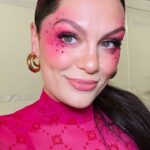 Jessie J Instagram – I do my own makeup and sing my own songs 💞

Having fun with makeup again this tour • I used @novabeauty lipstick on my eyes (Not an ad) 💄

✨hair• @alishadobson 💞
🧞‍♀️Styling • @madeleinebowdenstyle 💞

Song • About damn time @lizzobeeating 👑 Stuttgart, Germany