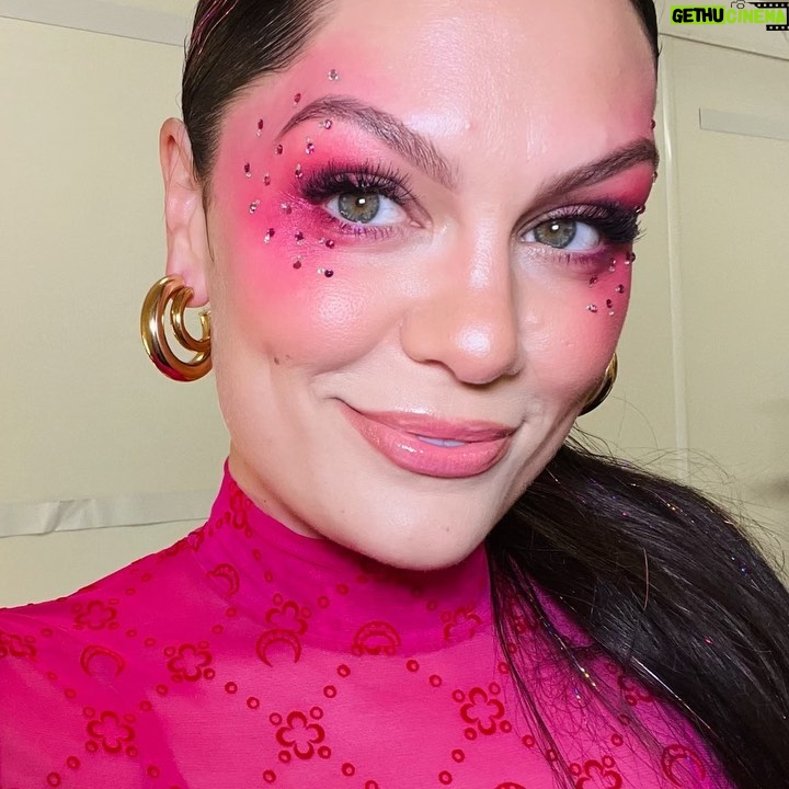 Jessie J Instagram - I do my own makeup and sing my own songs 💞 Having fun with makeup again this tour • I used @novabeauty lipstick on my eyes (Not an ad) 💄 ✨hair• @alishadobson 💞 🧞‍♀️Styling • @madeleinebowdenstyle 💞 Song • About damn time @lizzobeeating 👑 Stuttgart, Germany